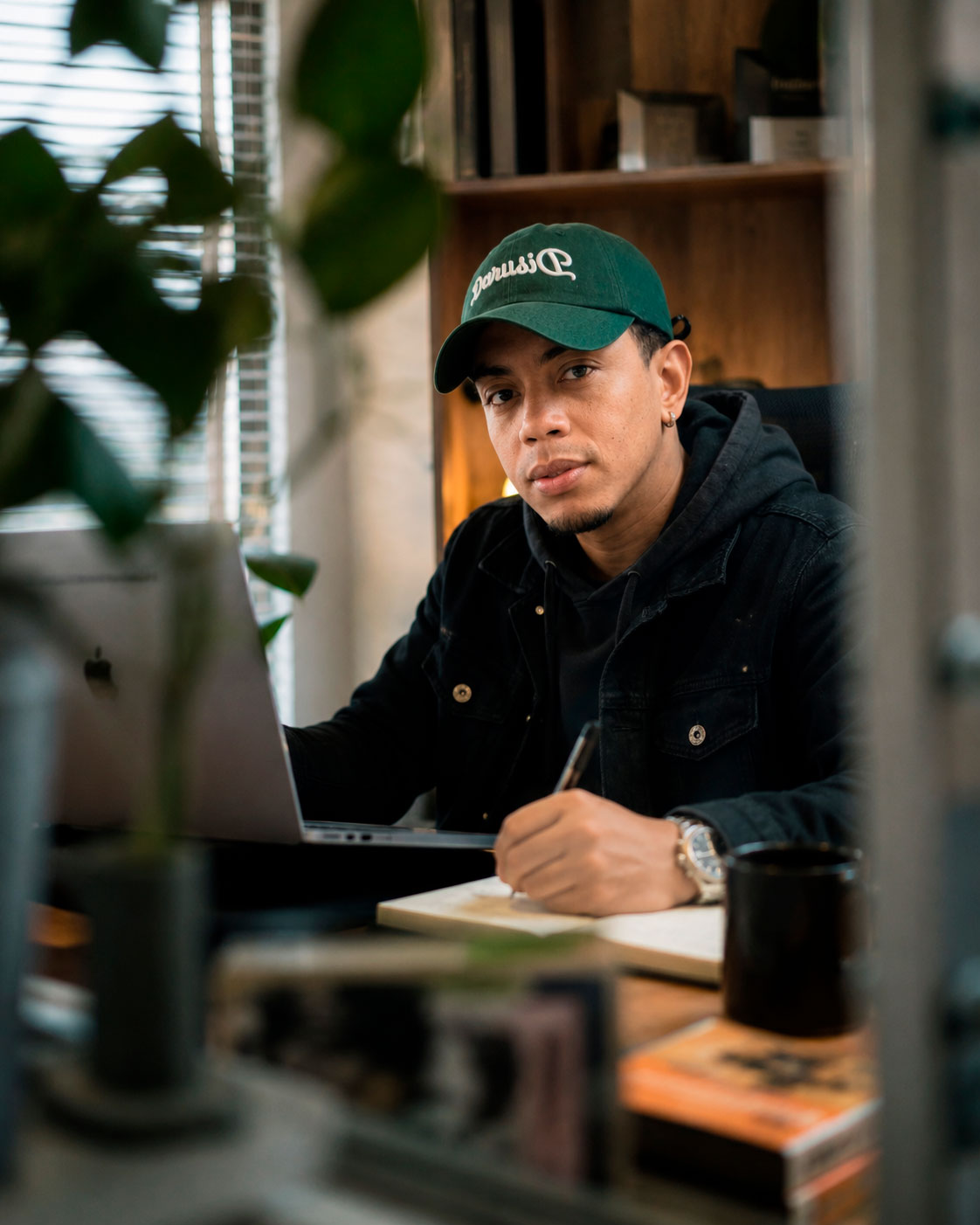Igor, designer e estrategista da IGORdsgn, na mesa de trabalho